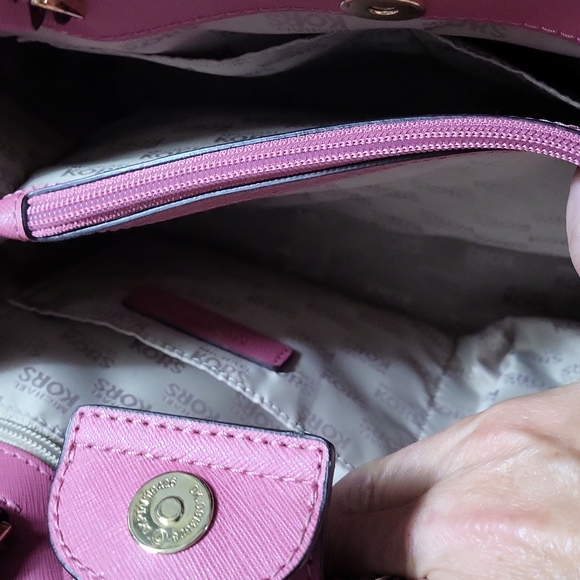 Michael Kors Hailey Crossbody Purse Like New - Picture 11 of 16